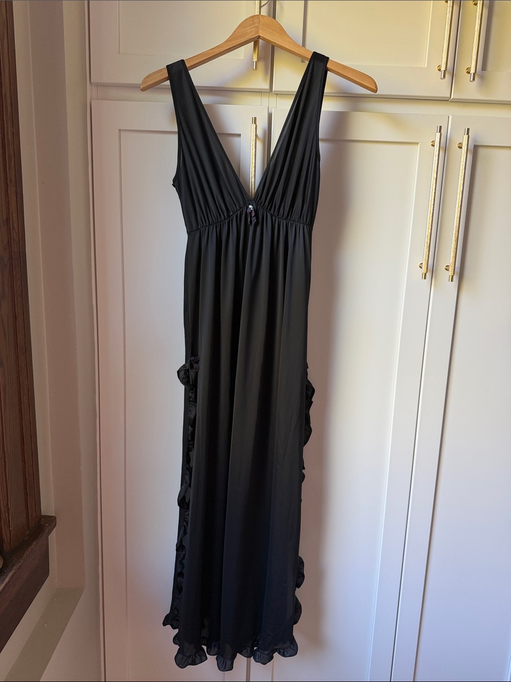 Vintage Black Sleeveless Deep V-Neck Nightgown with Ruffles